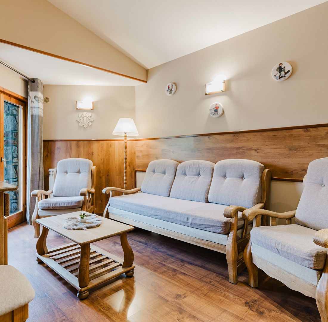 Apartament rústic vistes jardí